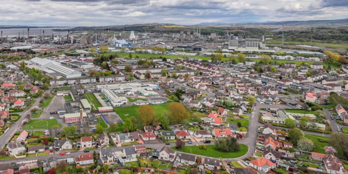 📷 Aerial view looking across the Kersiebank area of Grangemouth, with Carrongrange High School and Moray Primary School visible and Inchyra Park in the distance. Image courtesy of Scotdrone.